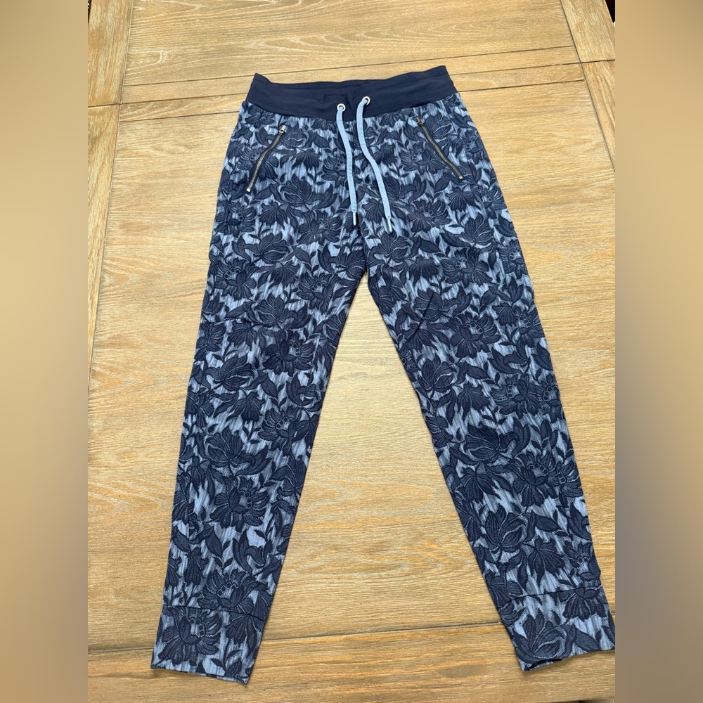 Women Athleta Navy Blue Floral RipStop Stretch Trekkie North Jogger Pants Size 4